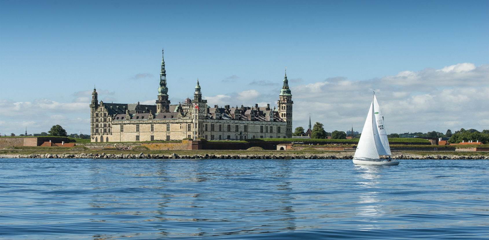 Kronborg Slot med sejlbåd foto: Thomas Rahbek SLKS