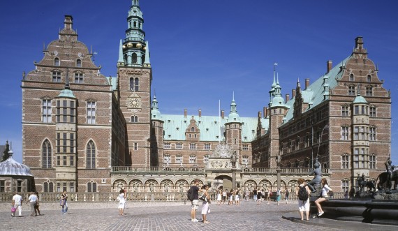 Frederiksborg Slot med turister i forgrunden. Foto: Styrelsen for Slotte og Kulturejendomme