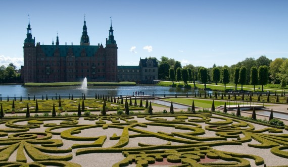 Frederiksborg Slot med barokhaven i forgrunden. Foto: Styrelsen for Slotte og Kulturejendomme